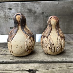 Statue de la déesse au manteau de plumes